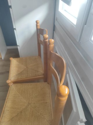 Juego de 2 sillas de mimbre y madera