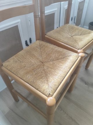 Juego de 2 sillas de mimbre y madera