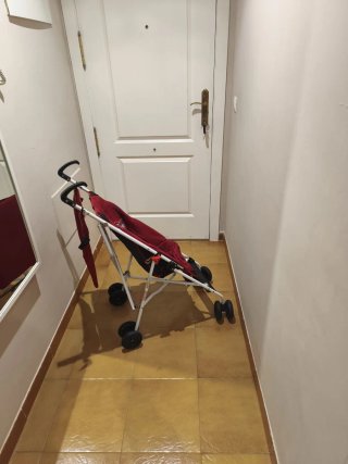 Silla de paseo roja con estampado
