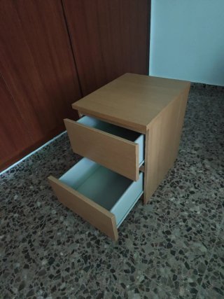 Mesita de noche de madera