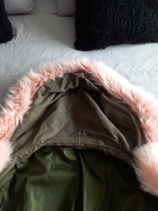 Abrigo verde con pelo rosa