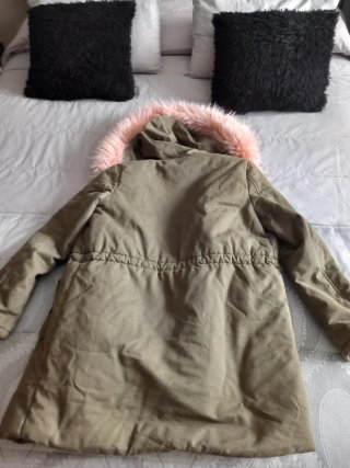 Abrigo verde con pelo rosa