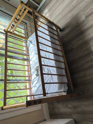 Cuna de bebé de madera