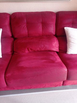 Sofá de salón color burdeos