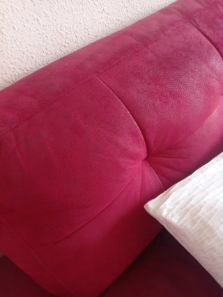 Sofá de salón color burdeos