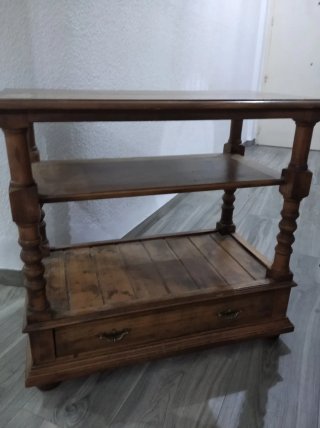 Mesa auxiliar de madera rústica