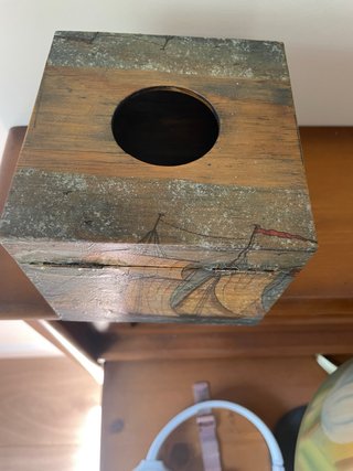 Caja de pañuelos de madera decorada