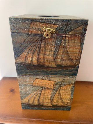 Caja de pañuelos de madera decorada
