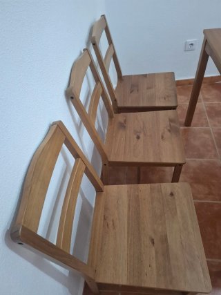 Mesa de salón con 3 sillas de madera