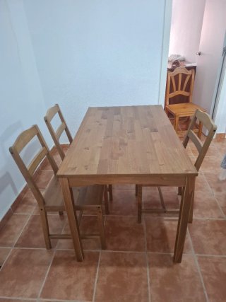Mesa de salón con 3 sillas de madera