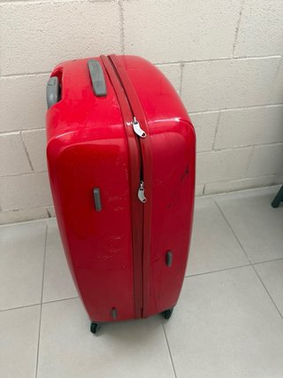 Maleta grande rígida roja resistente