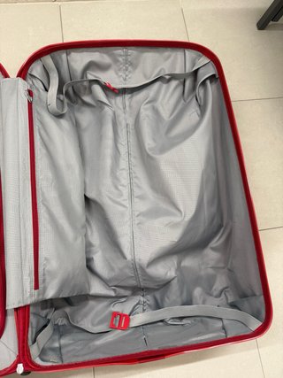 Maleta grande rígida roja resistente