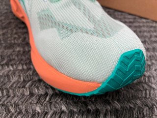 Asics Novablast 5 Jade/Orange T45 Sin usar