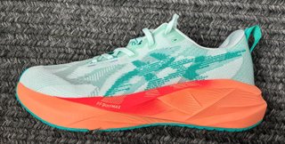 Asics Novablast 5 Jade/Orange T45 Sin usar