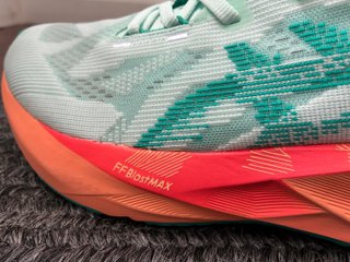 Asics Novablast 5 Jade/Orange T45 Sin usar