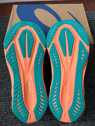 Asics Novablast 5 Jade/Orange T45 Sin usar