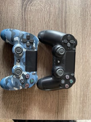 PS4 (PlayStation 4) con 2 mandos y cables
