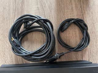 PS4 (PlayStation 4) con 2 mandos y cables