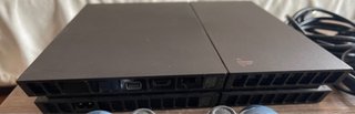 PS4 (PlayStation 4) con 2 mandos y cables