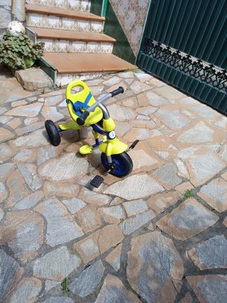 Triciclo juguettos infantil amarillo y azul