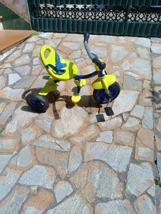 Triciclo juguettos infantil amarillo y azul