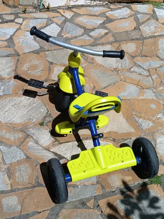 Triciclo juguettos infantil amarillo y azul