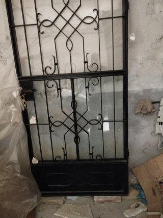 Puerta metálica con cristal sin marco