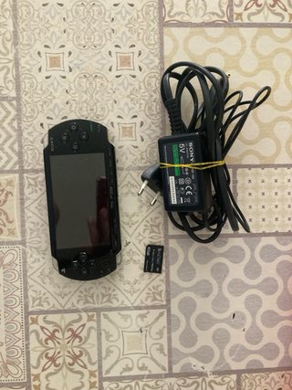 PSP 1004 Negra con Cargador y Tarjeta 2 GB