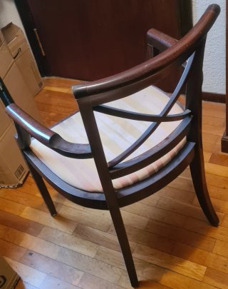Silla de madera con reposabrazos estilo clásico