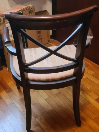Silla de madera con reposabrazos estilo clásico