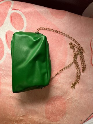 Bolso verde con cadena dorada