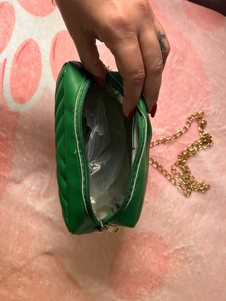 Bolso verde con cadena dorada