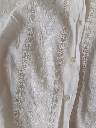 Blusa blanca algodón bordada sin mangas