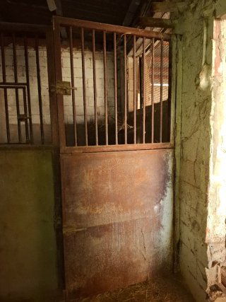 Puertas de hierro para cuadras de caballos