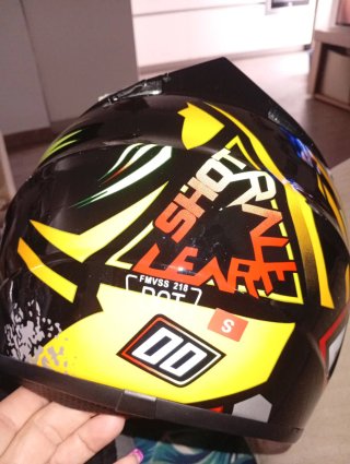 Casco de moto negro con diseño amarillo
