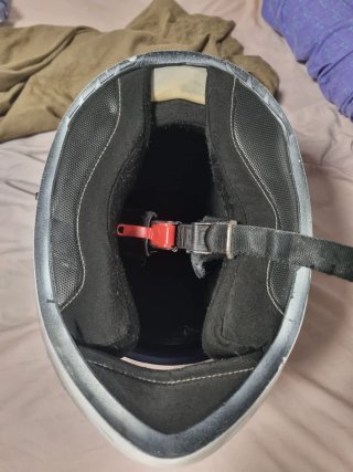 Casco de moto con cuernos