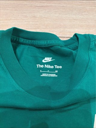 Camiseta Nike Verde con Diseño Sol