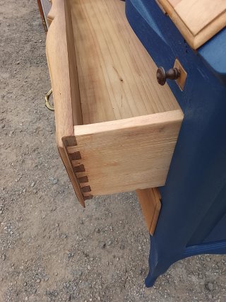 Escritorio de madera azul y marrón