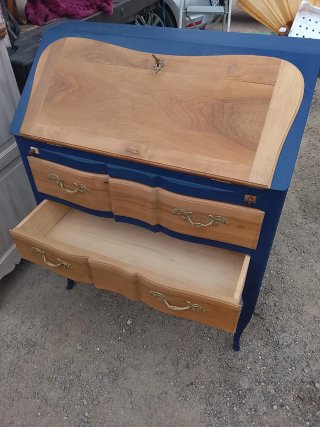 Escritorio de madera azul y marrón