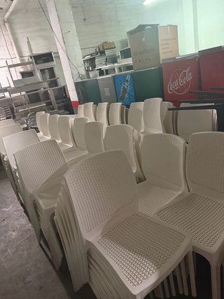 Sillas de plástico estilo ratán (blancas) a 20€ ud
