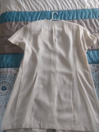 Traje beige con falda de encaje