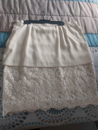 Traje beige con falda de encaje
