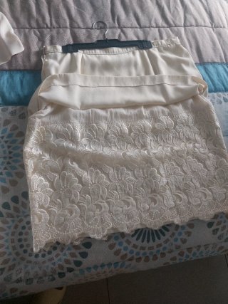 Traje beige con falda de encaje