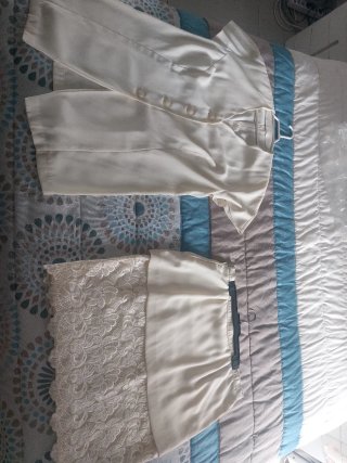 Traje beige con falda de encaje