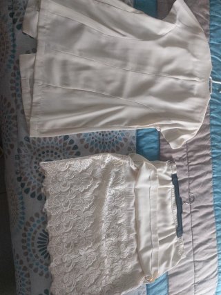 Traje beige con falda de encaje