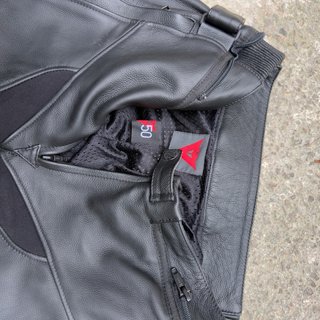 Pantalones Moto Dainese y Alpinestars