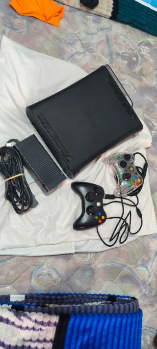 Xbox 360 con 2 mandos