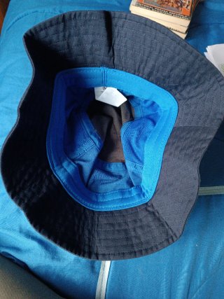 Gorro BUFF bucket negro y azul