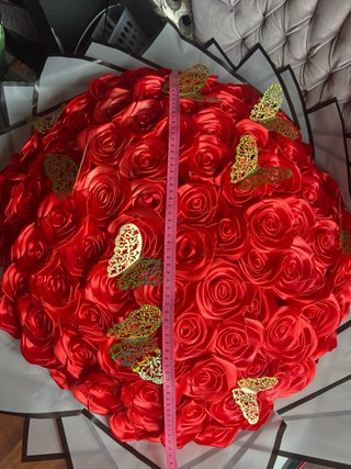 Ramo de rosas artificiales rojas y doradas