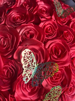 Ramo de rosas artificiales rojas y doradas